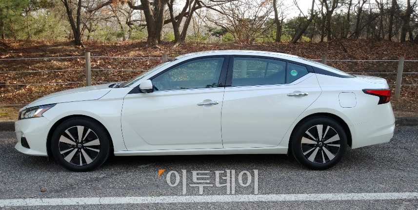 ▲축간거리(휠베이스)는 50㎜더 길게 만들어 실내 공간을 키웠다. 2열 공간은 성인이 앉기에도 답답하거나 불편하지 않다. (유창욱 기자 woogi@)