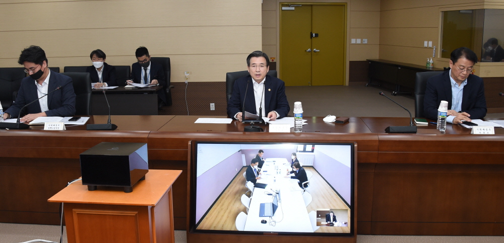 ▲김용범 기획재정부 1차관이 14일 정부세종청사에서 열린 관계부처 서비스산업TF 3차 회의를 주재하고 있다. (사진제공=기획재정부)