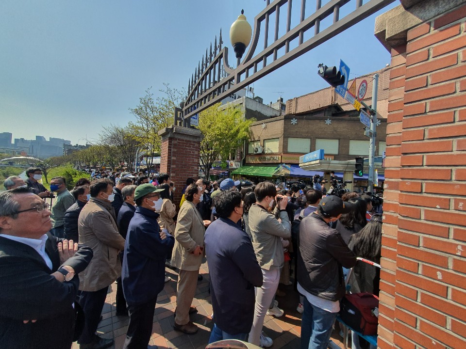 ▲14일 서울 종로5가 마전교 앞에서 열린 더불어민주당 서울 종로 이낙연 국회의원 후보와 최운열 의원, 박성준 중구성동을 후보의 합동유세를 지지자들이 지켜보고 있다. 
 (김하늬 기자 honey@)