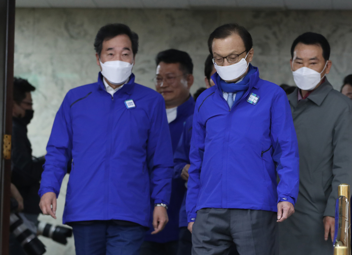 ▲더불어민주당 이해찬-이낙연 상임선대위원장이 14일 서울 여의도 국회에서 열린 합동 선거대책위원회의에 입장하고 있다. (연합뉴스)