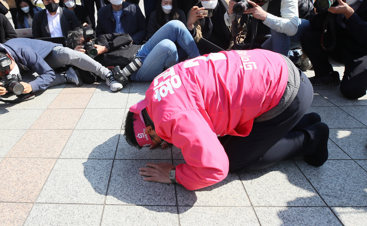 ▲제21대 국회의원 선거를 하루 앞둔 14일 서울 종로 국회의원 후보로 출마한 미래통합당 황교안 대표가 서울 종로구 보신각 앞에서 대국민 기자회견을 하며 국민에게 큰절을 하고 있다.  (연합뉴스)