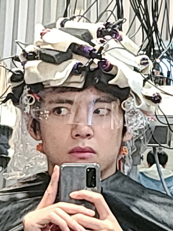 ▲뷔 파마 사진이 화제다. (출처=방탄소년단 공식 SNS)