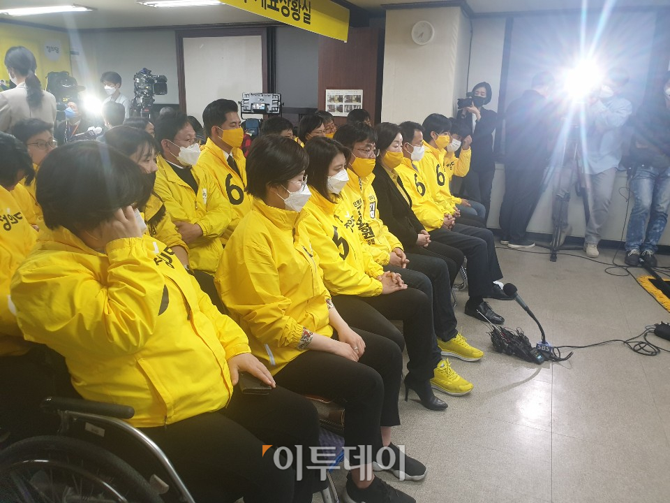 ▲심상정 정의당 대표와 지역구 및 비례대표 후보들이 제21대 국회의원 선거일인 15일 밤 서울 여의도 당사에 마련된 상황실에서 출구조사 방송을 시청하고 있다. (사진=이꽃들 기자 flowerslee@)