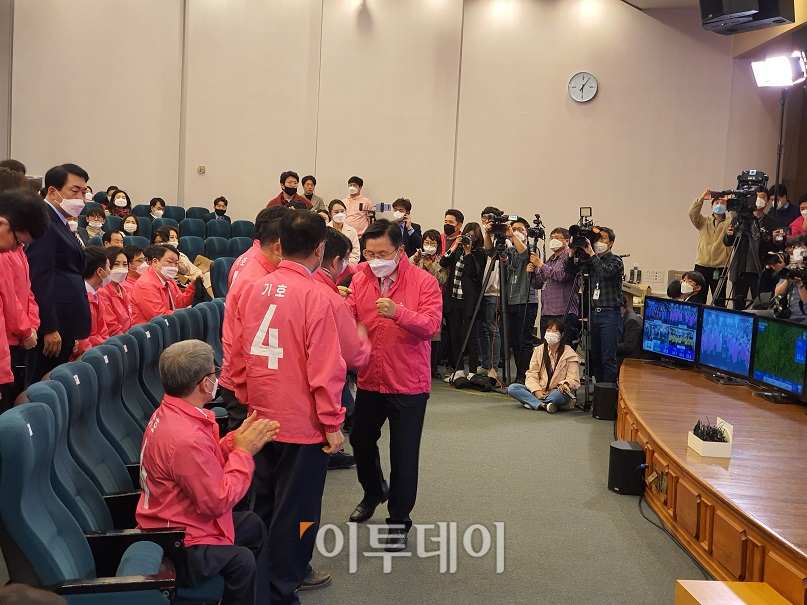 ▲제21대 국회의원선거 투표가 종료된 15일 오후 종로 지역구에 출마한 황교안 미래통합당 대표가 서울 여의도 국회도서관에 마련된 선거 개표 상황실에서 참석자들에게 주먹인사를 건네고 있다. 김하늬 honey@