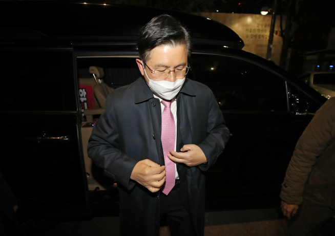 ▲15일 오후 제21대 국회의원선거 서울 종로에 출마한 황교안 미래통합당 대표가 종로구 선거 사무소로 들어가고 있다. (연합뉴스)