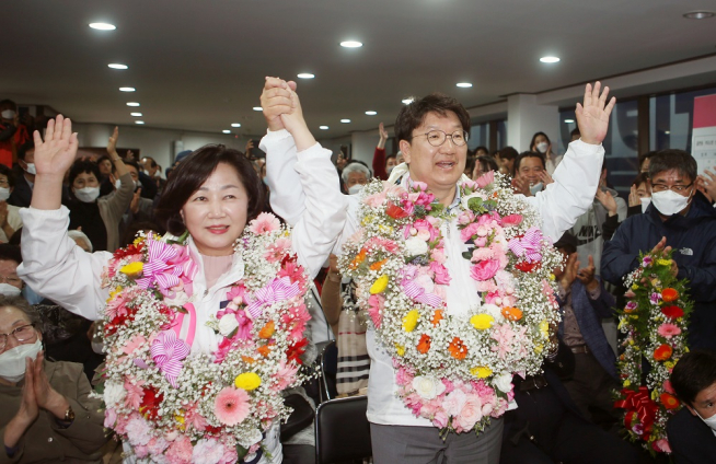 ▲15일 제21대 국회의원선거에서 강릉에 무소속 출마한 권성동 후보가 당선이 확실시되자 인사하고 있다. (연합뉴스)