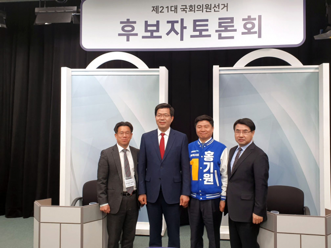 ▲제21대 국회의원선거에서 경기 평택갑에 출마한 홍기원(왼쪽 세번째) 더불어민주당 후보와 공재광(왼쪽 두번째) 미래통합당 후보. (연합뉴스)