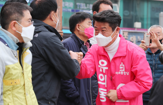 ▲12일 경기 평택시에서 제21대 국회의원선거 경기 평택을에 출마한 유의동 미래통합당 후보가 지지를 호소하고 있다. (뉴시스)