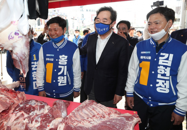 ▲1일 제21대 국회의원선거 경기 평택을에 출마한 김현정 더불어민주당 후보가 이낙연 민주당 코로나19 국난극복위원장과 경기 평택시 통복시장을 방문하고 있다. (연합뉴스)