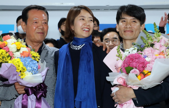 ▲16일 제21대 국회의원선거 서울 광진을에 출마한 고민정 더불어민주당 후보가 당선이 결정되자 서울 광진구 선거사무소에서 가족 및 관계자와 환호하고 있다. (연합뉴스)