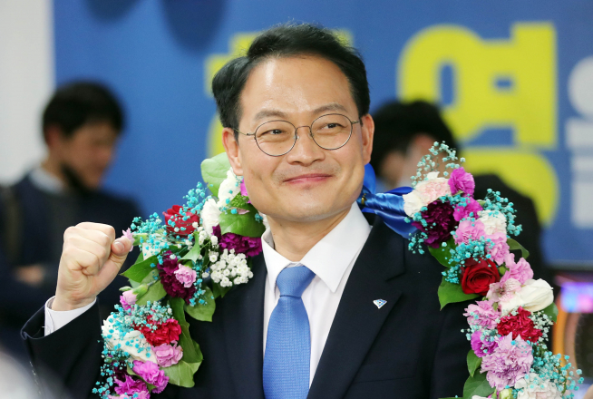 ▲16일 제21대 국회의원선거에서 춘천·철원·화천·양구갑에 출마한 허영 더불어민주당 후보가 당선이 확실시 되자 기뻐하고 있다. (연합뉴스)