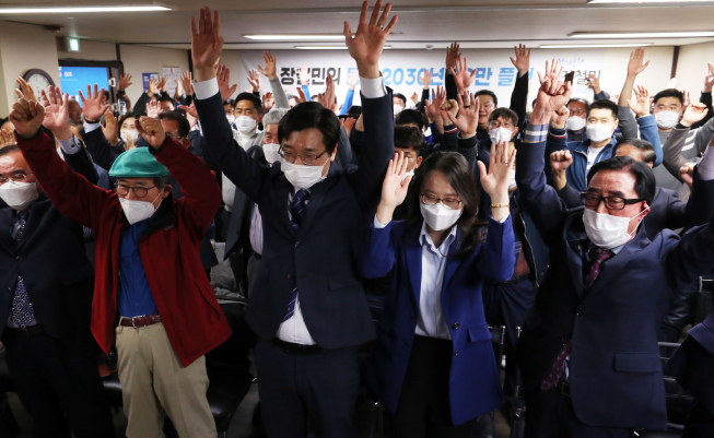 ▲제21대 국회의원 총선거 대전 동구 더불어민주당 장철민 후보(앞줄 가운데)가 16일 당선 확정 후 지지자들과 만세 삼창을 하고 있다. (연합뉴스)