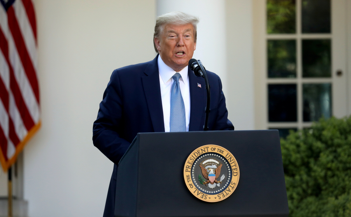 ▲도널드 트럼프 미국 대통령이 15일(현지시간) 백악관  로즈가든에서 코로나19 일일 언론 브리핑을 하고 있다. 워싱턴DC/로이터연합뉴스 
