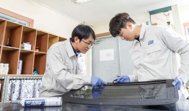 ▲KCC 연구원이 자동차용 유리에 DGU를 도포하여 제품의 부착성 검증 및 종합 평가를 실시하고 있다. (사진제공=KCC)