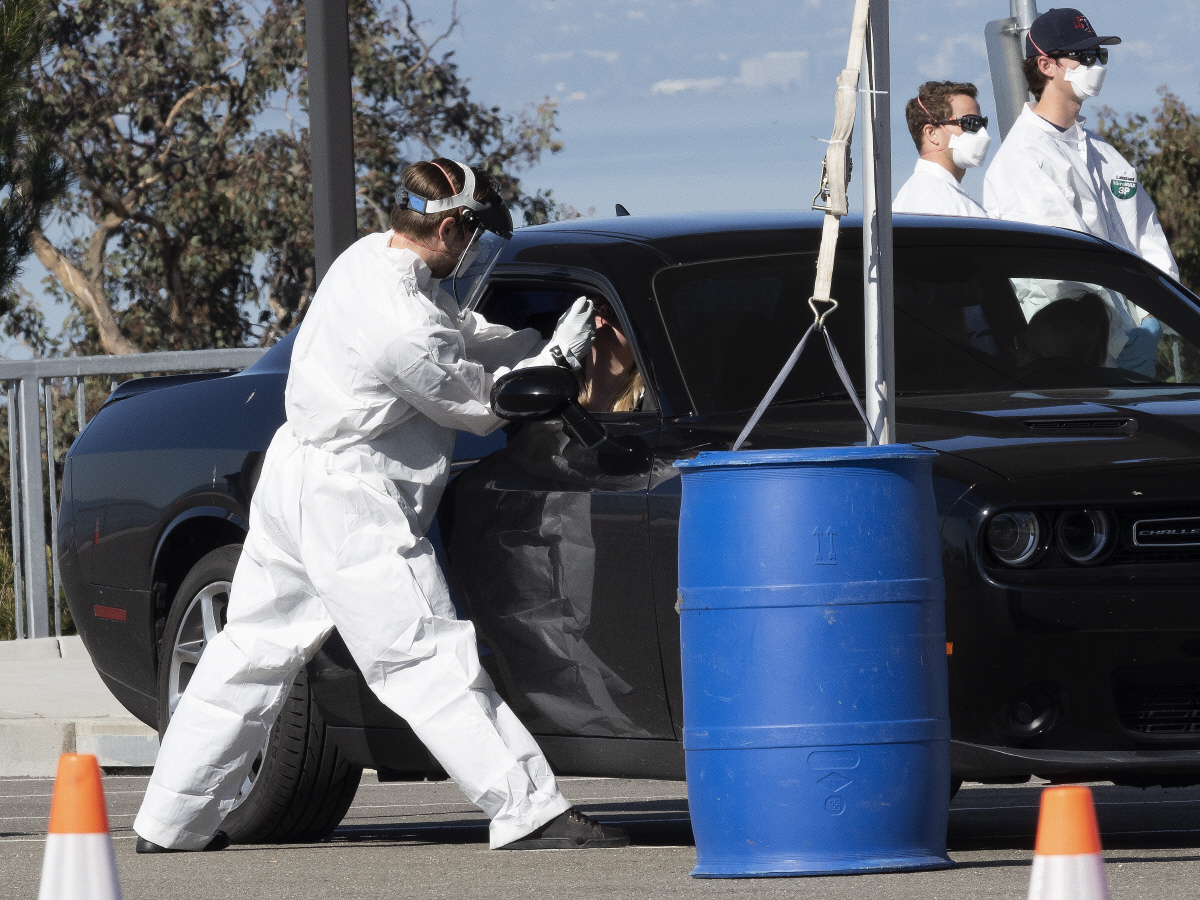 ▲미국 캘리포니아주 헤이워드에서 15일(현지시간) 드라이브스루 코로나19 검사가 진행되고 있다. 헤이워드/EPA연합뉴스