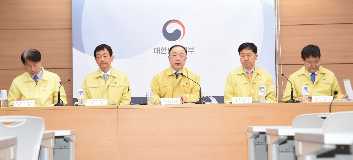 ▲홍남기 경제부총리 겸 기획재정부 장관이 16일 정부세종청사에서 제2차 추가경정예산안 주요내용을 발표하고 있다. 왼쪽부터 김강립 보건복지부 차관, 진영 행정안전부 장관, 홍남기 부총리, 구윤철 기재부 2차관, 안일환 기재부 예산실장. (사진제공=기획재정부)