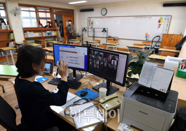 ▲전국 초등학교 4,5,6학년과 중·고등학교 1,2학년이 2차 온라인 개학을 한16일 서울 용산초에서 5학년 창의반 송미경 교사가 실시간 쌍방향 수업을 하고 있다.  (신태현 기자)