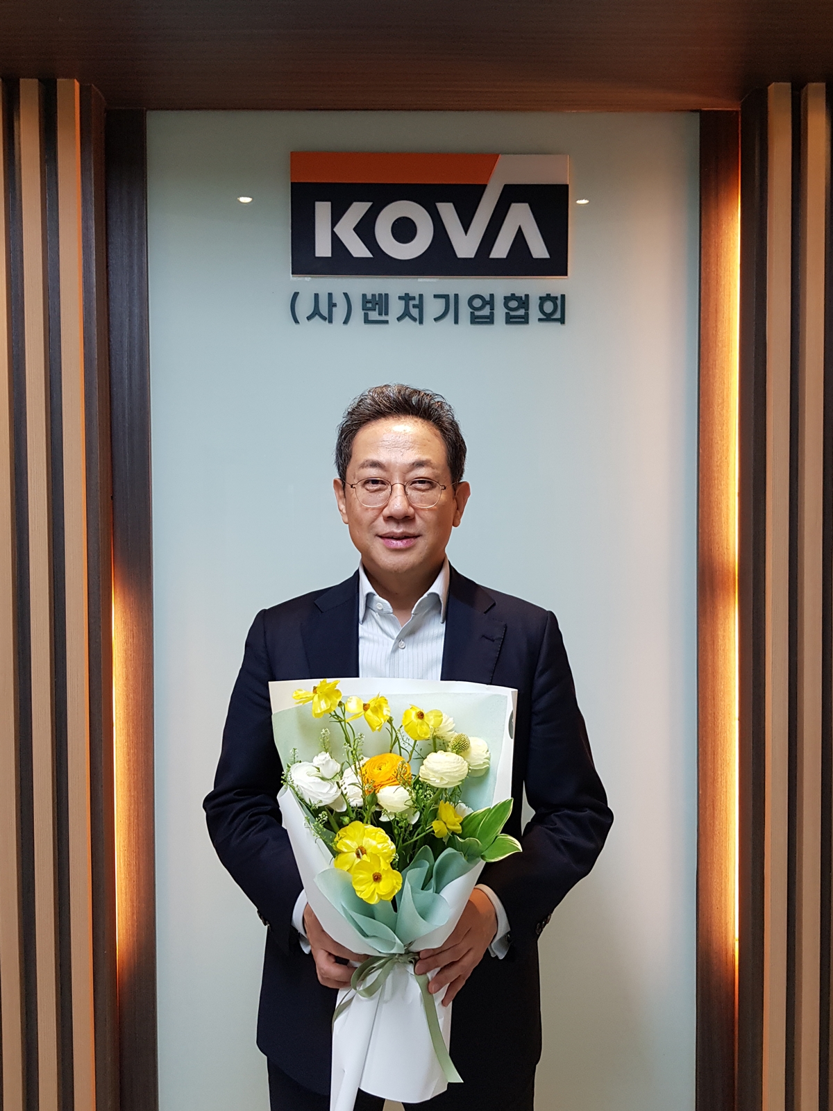 ▲안건준 벤처기업협회 회장이 ‘화훼농가 돕기 릴레이 캠페인’에 동참했다.  (사진제공=벤처기업협회)