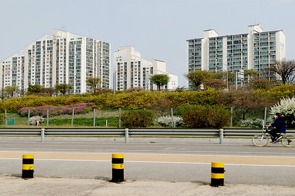 ▲서울 송파구 풍납동 한강변에서 바라본 씨티극동아파트 단지 전경.