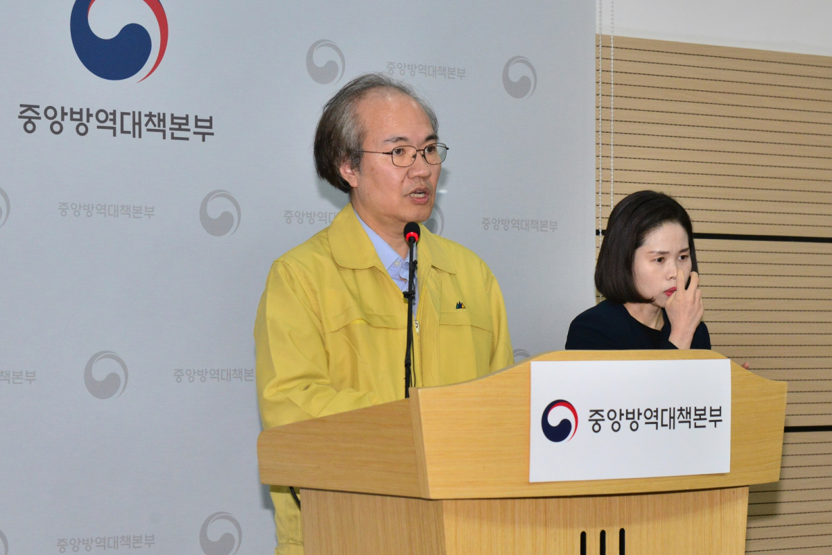 ▲권준욱 질병관리본부 중앙방역대책본부 부본부장(국립보건연구원장)이 8일 충북 청주시 오송읍 질병관리본부에서 신종 코로나바이러스 감염증(코로나19) 발생 현황을 브리핑하고 있다. (사진제공=질병관리본부)