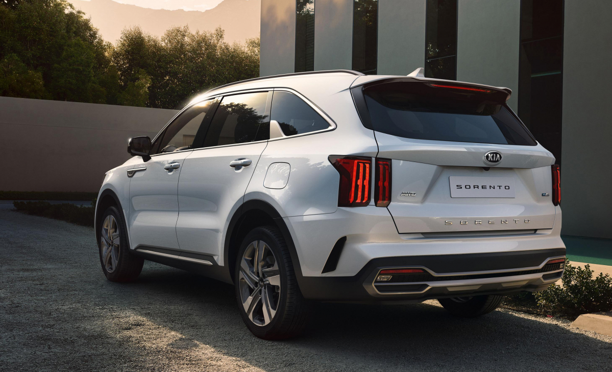 ▲현대차와 기아차가 올 하반기로 예정된 주요 신차는 물론, 연식 변경 모델까지 조기 출시를 추진 중이다. 신차 효과를 앞세워 '수요 위축기'에 대응한다는 계획이다. 사진은 지난달 선보인 기아차 4세대 쏘렌토. (사진제공=기아차)