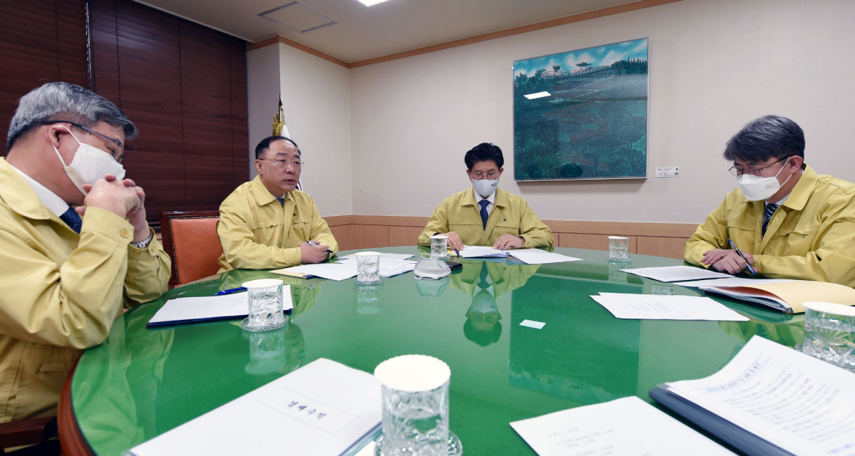 ▲홍남기 경제부총리겸 기획재정부 장관(왼쪽 두번째)이 17일 오전 정부서울청사에서 관계장관회의를 주재하고 있다. (사진제공=기획재정부)