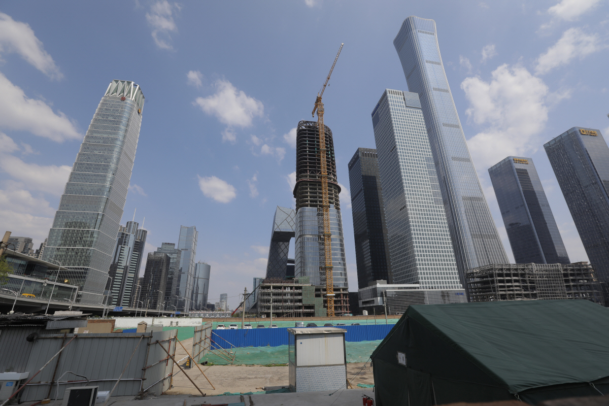 ▲중국 베이징의 한 공사현장이 17일(현지시간) 건설이 중단된 채로 있다. 중국 국가통계국이 이날 발표한 1분기 국내총생산(GDP)은 마이너스(-) 6.8%로 사상 최저치를 찍었다. 베이징/EPA연합뉴스 
