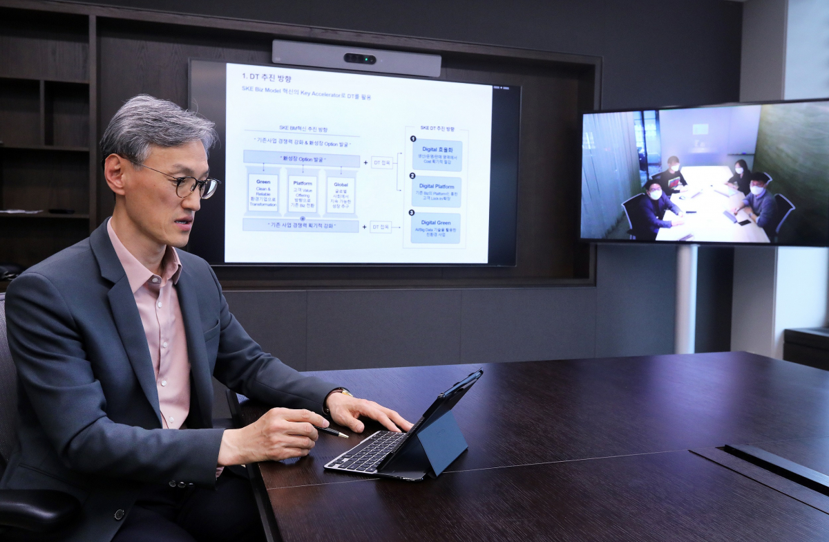 ▲조경목 SK에너지 사장이 최근 화상회의로 진행한 ‘행복 디자인 밸리’에서 SK에너지 디지털 트랜스포메이션 추진 전략을 논의하고 있다. (사진제공=SK에너지)