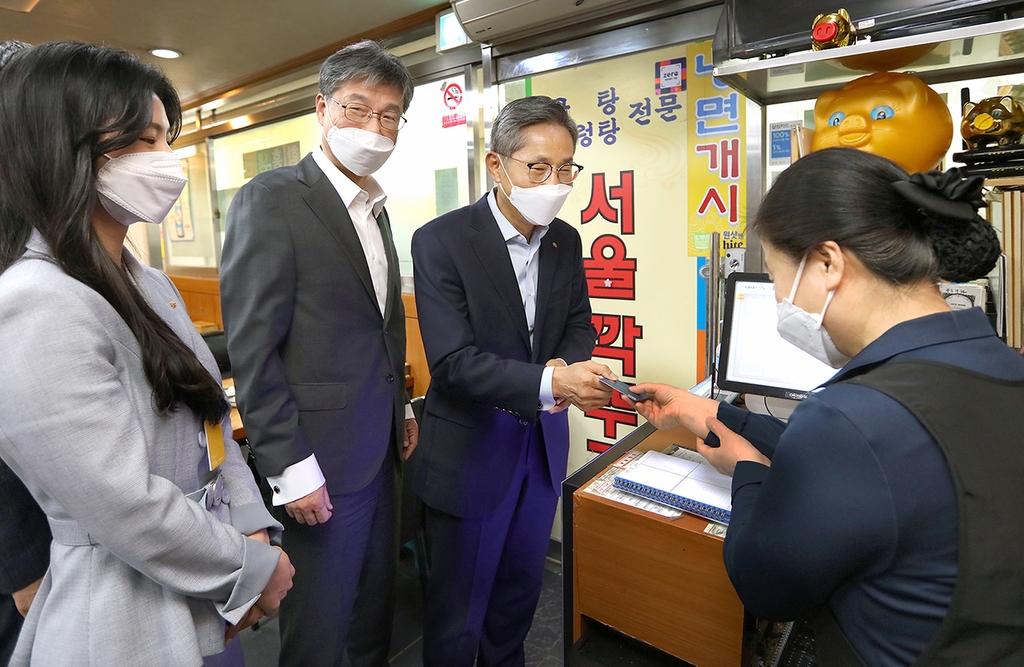 ▲윤종규 KB금융 회장(사진 왼쪽에서 세번째)과 허인 KB국민은행 은행장(사진 왼쪽에서 두번째)이 점심식사 후 착한소비운동 동참하고 있다. (KB금융 제공)