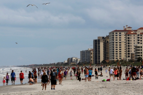 ▲미국 플로리다주 잭슨빌 해변이 재개장하자 18일(현지시간) 사람들이 몰려들었다. 플로리다/로이터연합뉴스