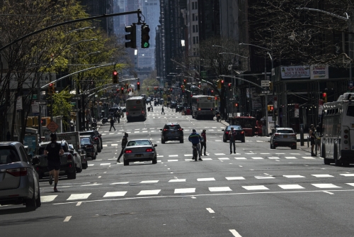 ▲미국 뉴욕에서 코로나19 확산이 정점을 지났다는 관측과 함께 거리의 차들과 사람들이 늘었다. 뉴욕/AP연합뉴스  