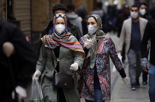 ▲코로나19가 확산하고 있는 이란의 테헤란 거리를 마스크를 쓴 시민들이 걸어가고 있다. 테헤란/EPA연합뉴스 