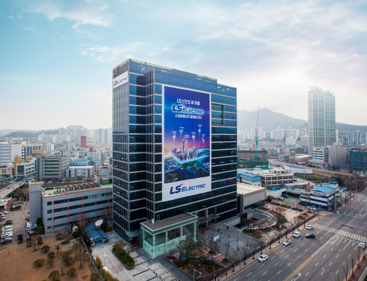 ▲LS일렉트릭 임직원들이 코로나19로 인한 온라인 개학으로 어려움을 겪고 있는 저소득층 학생에게 IT기기 지원을 위한 성금 4200만원을 기부했다. 사진은 LS일렉트릭 본사 전경 (사진제공=LS일렉트릭)