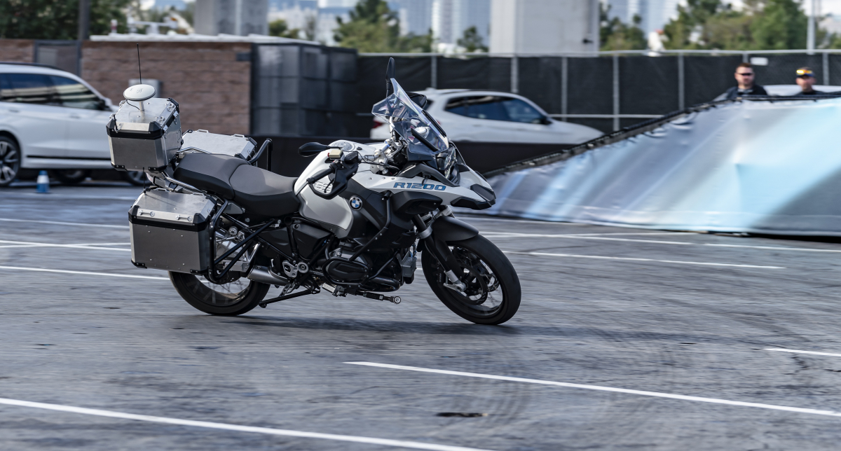 ▲1초에 수백번 좌우 무게중심을 감지하는 자이로 센서 덕에 넘어지지 않고 스스로 달릴 수 있다. 향후 라이더의 실수로 인한 사고를 막기 위한 안전장비로 거듭날 계획이다.  (사진제공=BMW그룹미디어)