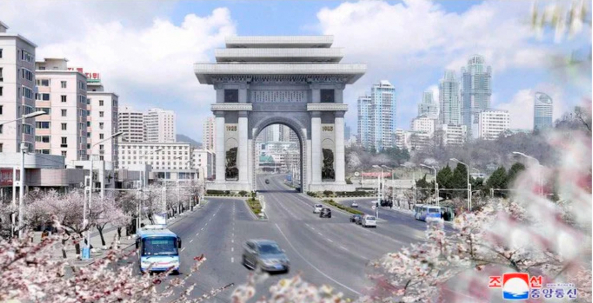▲북한 평양 개선문거리에 연분홍색 살구꽃이 만발했다고 20일 대외선전매체 '조선의 오늘'이 보도했다. (연합뉴스, 조선의 오늘 홈페이지 캡처)