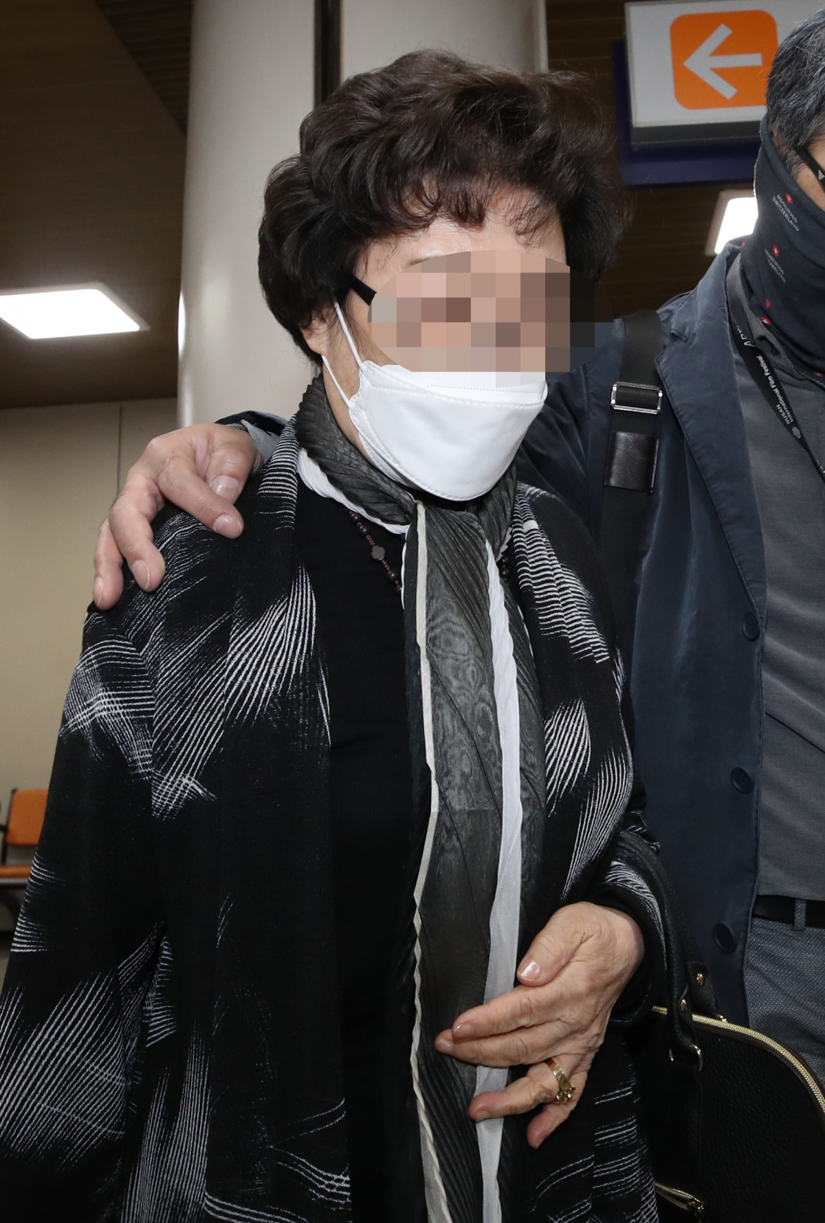 ▲조국 전 법무부 장관의 어머니인 박정숙 웅동학원 이사장이 20일 서울 서초구 서울중앙지법에서 열린 조 전 장관 동생 조권 씨의 '웅동학원 채용비리' 관련 속행 공판에 증인으로 출석한 뒤 법정을 나서고 있다. (연합뉴스)