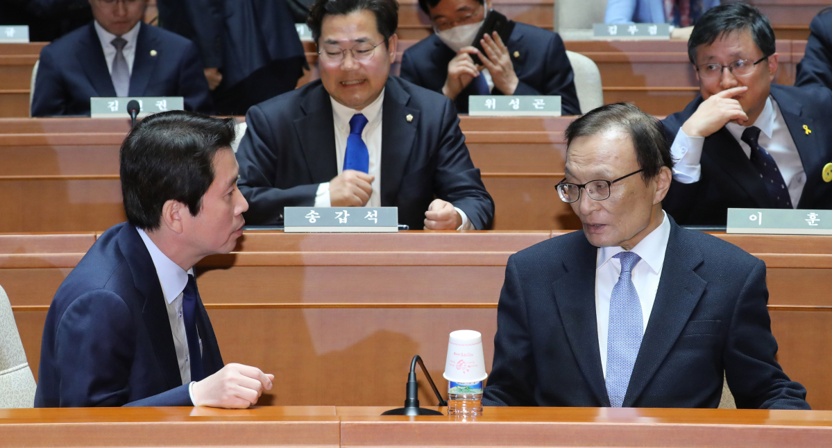 ▲더불어민주당 이해찬 대표와 이인영 원내대표 등이 20일 오후 서울 여의도 국회에서 열린 의원총회에서 대화를 나누고 있다. (연합뉴스)