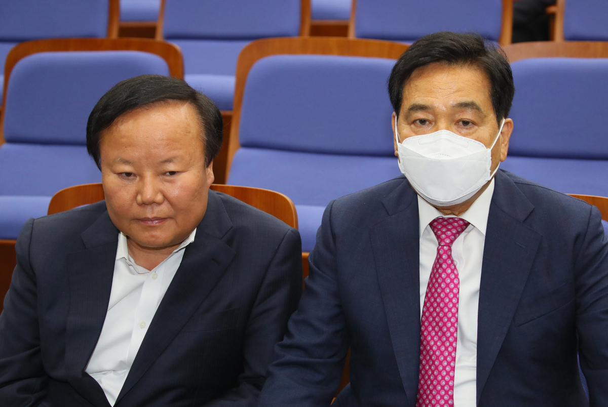 ▲미래통합당 심재철 원내대표(오른쪽)와 김재원 정책위의장이 20일 국회에서 열린 비공개 의원총회에서 굳은 표정을 짓고 있다. (연합뉴스)