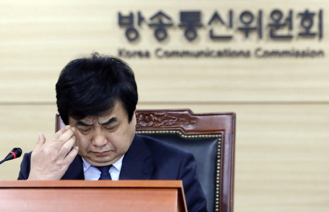 ▲한상혁 방송통신위원회 위원장이 20일 경기 과천청사 방송통신위원회에서 종합편성채널 TV조선, 채널A에 대한 재승인 심사 전체회의 전 자료를 살펴보고 있다. (연합뉴스)