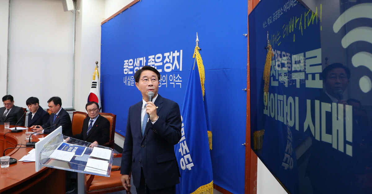 ▲ 조정식 더불어민주당 정책위의장이 1월 15일 서울 여의도 국회에서 열린 더불어민주당 총선공약 발표회에 참석해 총선 1호 공약 ‘무료 와이파이’를 설명하고 있다. 
뉴시스
