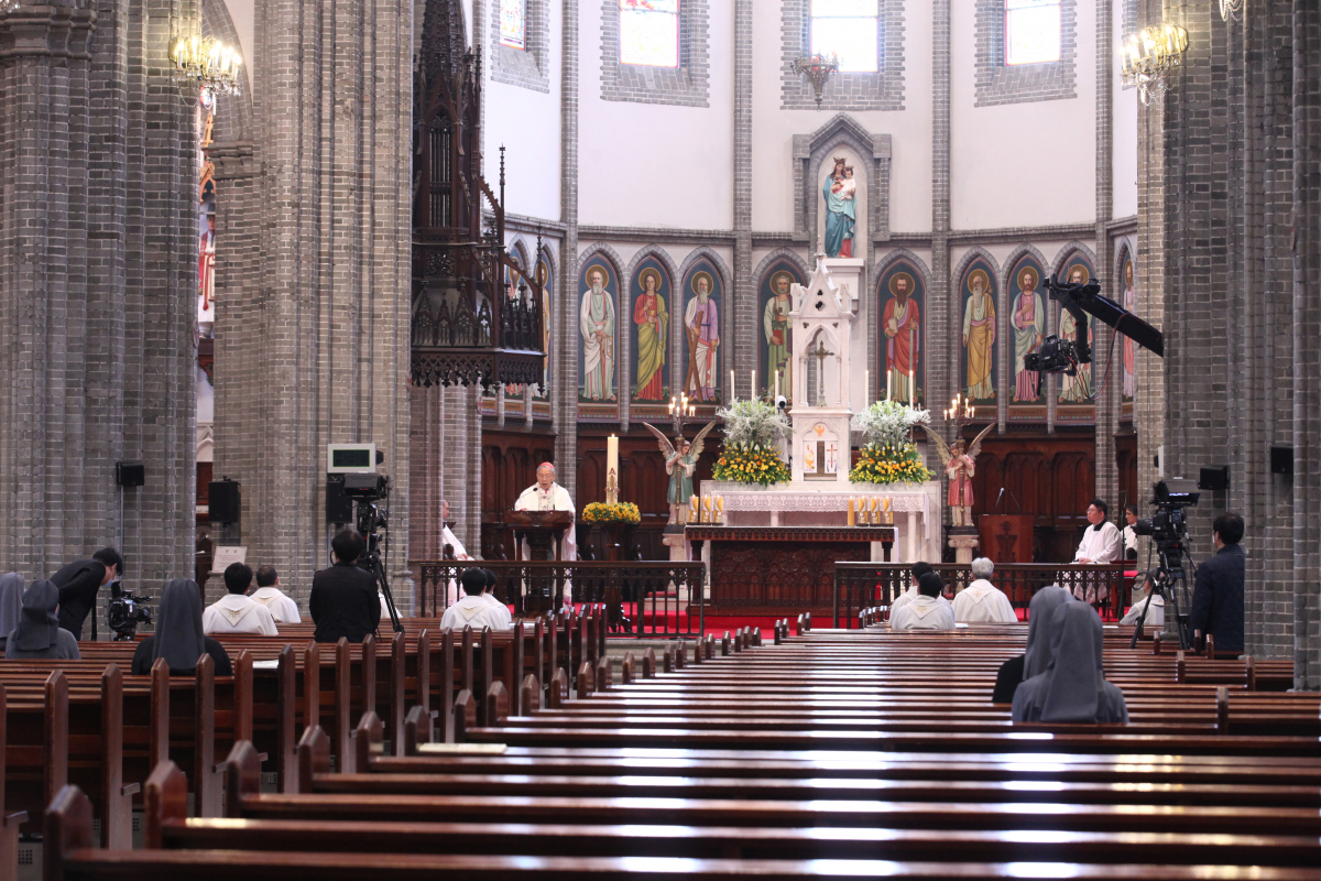 ▲지난 12일 오전 서울 명동대성당에서 주님 부활 대축일 미사가 거행되고 있다. 이날 미사는 코로나19 확산 예방을 위해 신자 참여 없이 주교단과 사제단 및 수도자 일부가 참석한 가운데 온라인 생중계로 진행됐다. (사진제공=뉴시스, 천주교 서울대교구 홍보위원회)