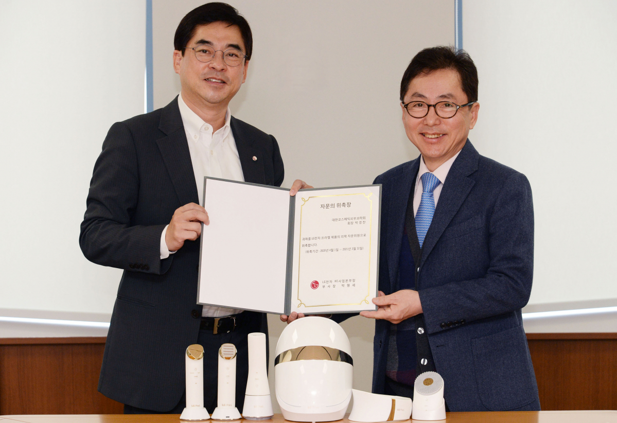 ▲LG전자가 뷰티 관련분야 전문가들로 구성된 LG 프라엘 피부과학 자문단을 운영하며 홈뷰티기기 핵심기술 연구개발에 가속도를 낸다. 서울 영등포구 LG 트윈타워에서 열린 자문단 위촉식에서 LG전자 HE사업본부장 박형세 부사장(사진 왼쪽)과 박경찬 분당서울대학교병원 피부과 교수가 포즈를 취하고 있다. (사진제공=LG전자)