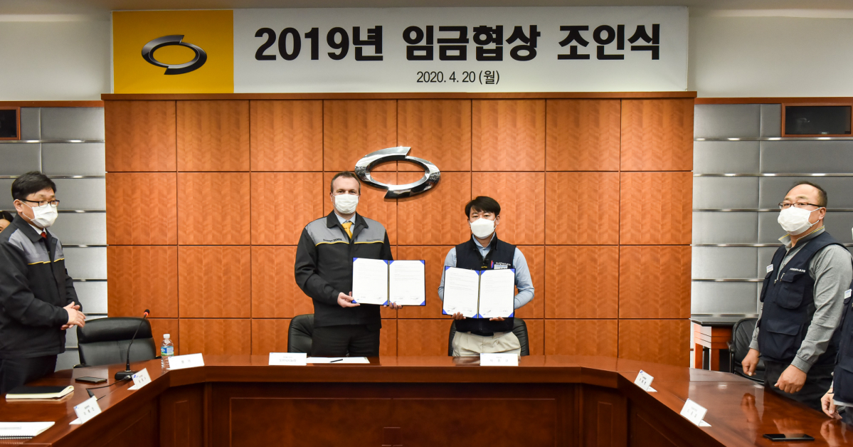 ▲도미닉 시뇨라 사장(왼쪽)과 박종규 노동조합 위원장  (사진제공=르노삼성차)