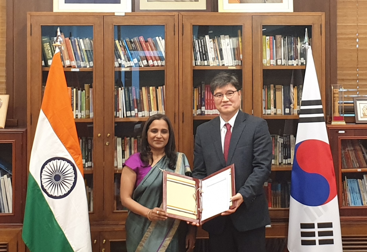 ▲휴마시스 차정학 대표이사(오른쪽)와 스리프리야 란가나탄 주한인도대사가 코로나19 진단키트 인도 공급 계약을 체결했다. (휴마시스)