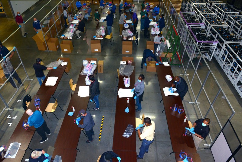 ▲기아자동차 미국 조지아 공장에서 직원들이 안면보호대를 생산하고 있다. (사진제공=기아차 북미법인)