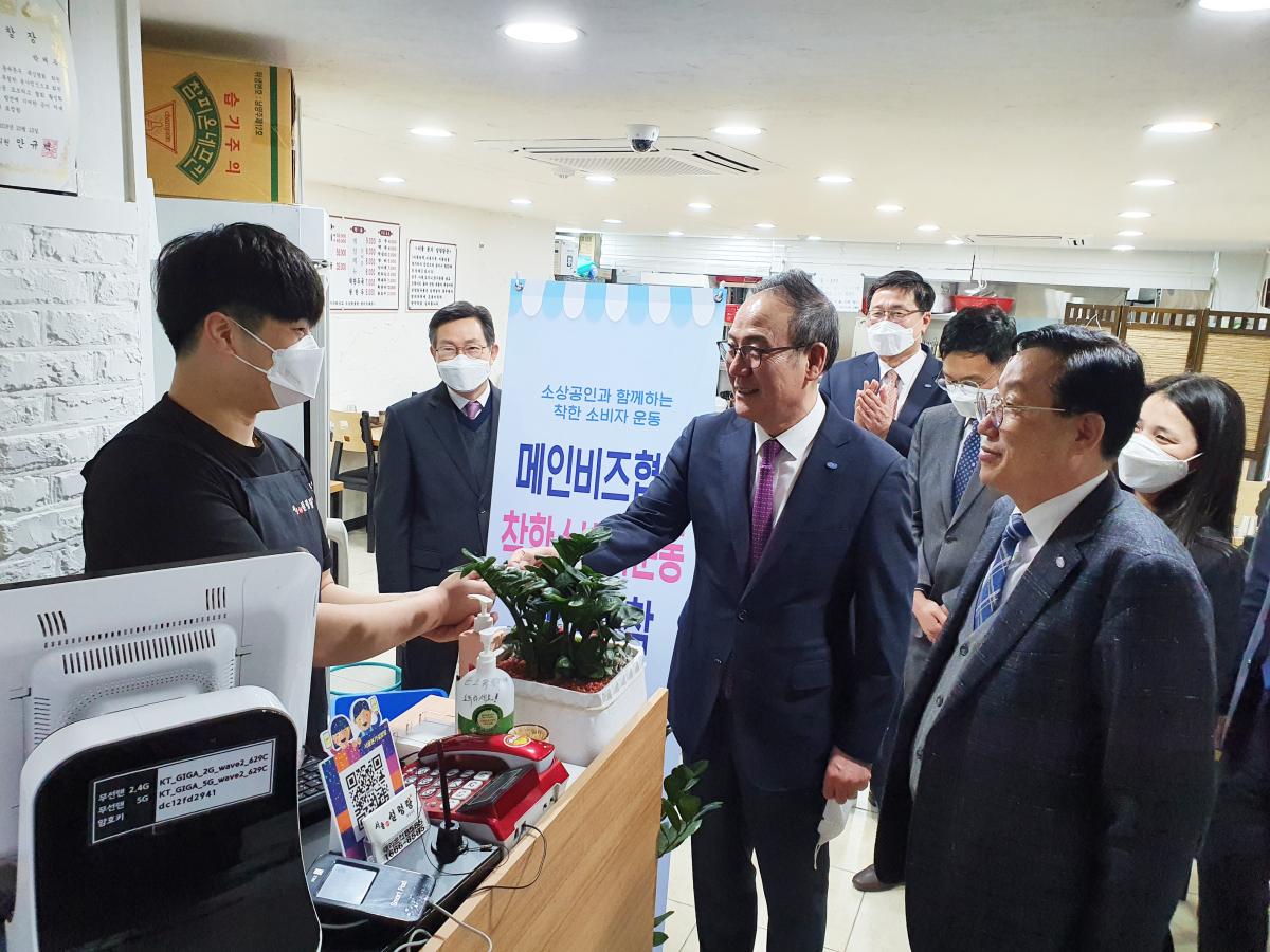 ▲석용찬 한국경영혁신중소기업협회 회장이 서울본가 설렁탕을 방문, 선결제하고 있다.  (사진제공=메인비즈협회)