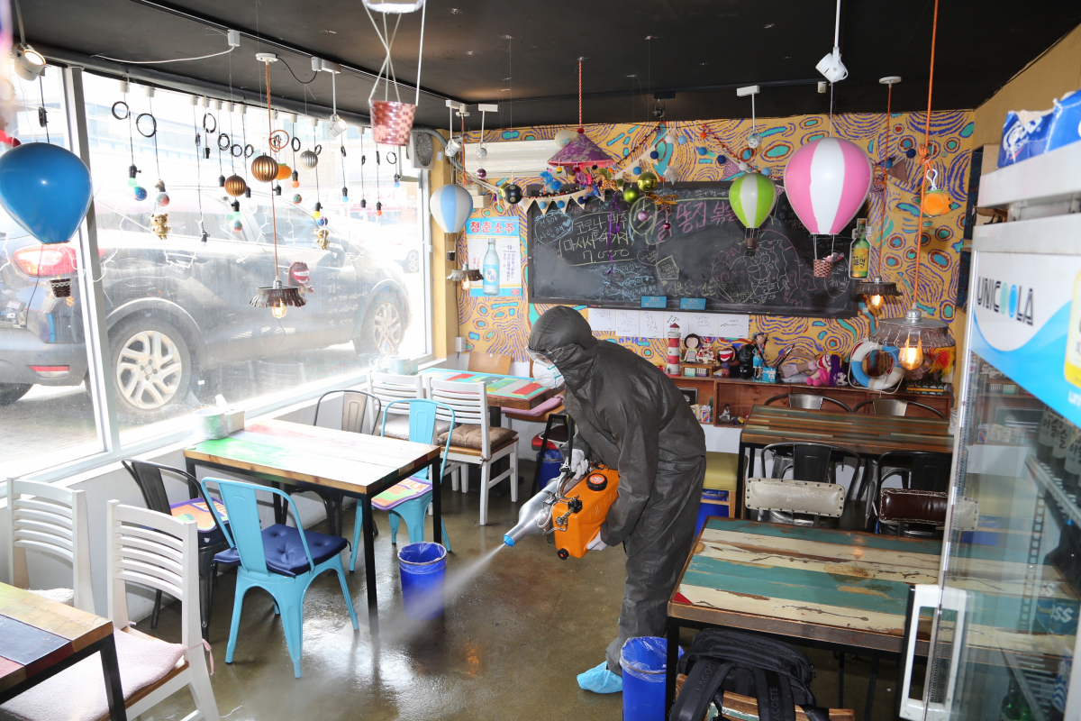 ▲한샘 홈케어 방역전문가가 코로나19 예방을 위해 한 음식점을 방역하고 있다. (사진제공=한샘)