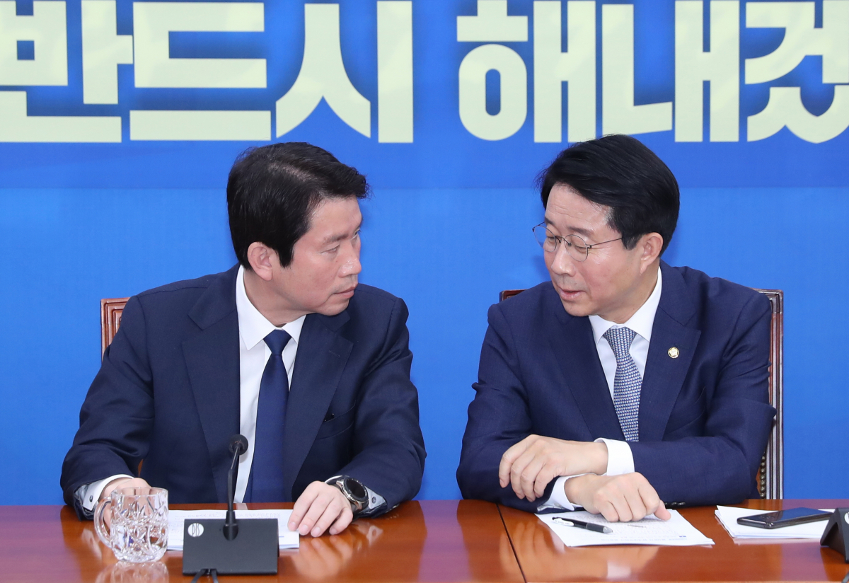 ▲더불어민주당 이인영 원내대표와 조정식 정책위의장(오른쪽)이 21일 오전 서울 여의도 국회에서 열린 원내대표단-상임위간사단 연석회의에서 대화하고 있다.  (연합뉴스)