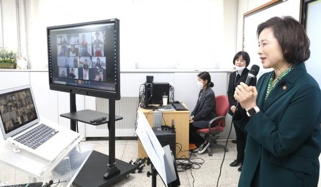 ▲유은혜 사회부총리 겸 교육부 장관이 20일 오전 서울 종로구 국립서울농학교에서 열린 초등학교 1~3학년 온라인 개학식에 참석해 축사하고 있다. (연합뉴스)