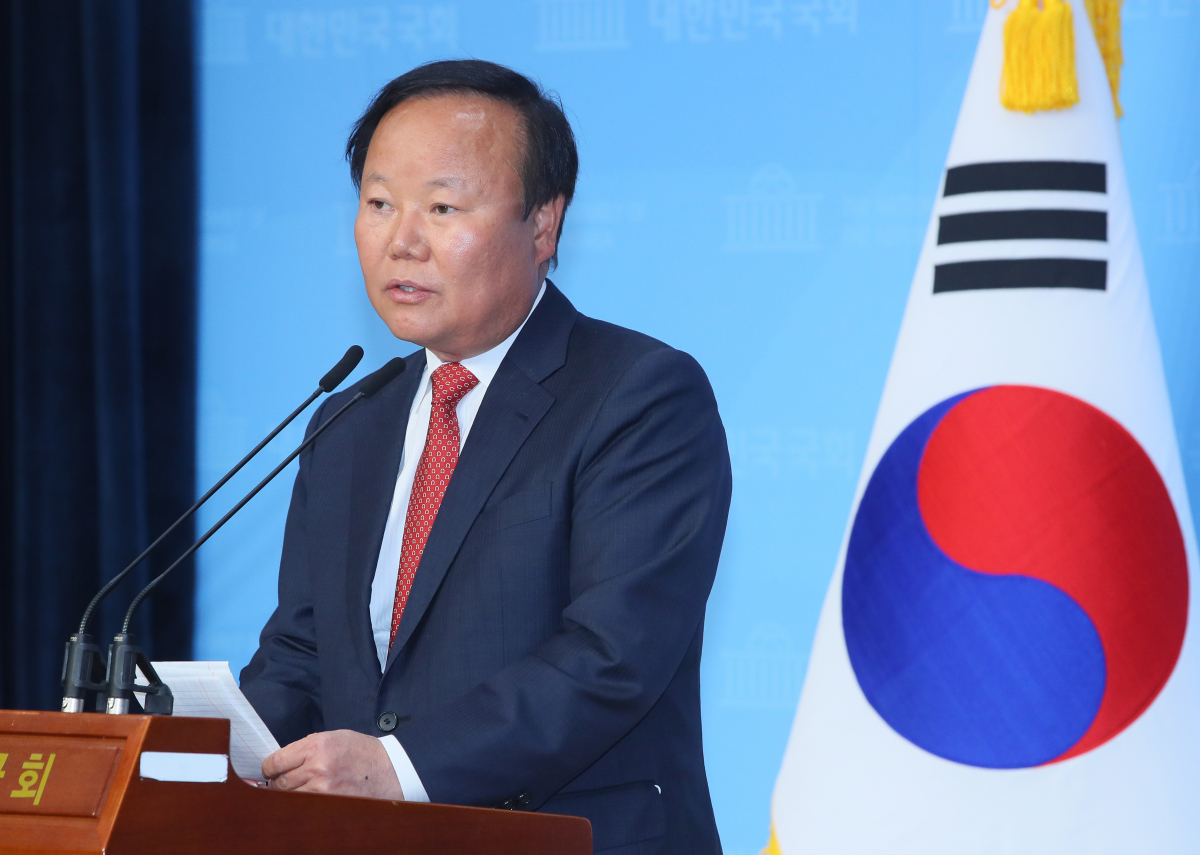 ▲미래통합당 소속 김재원 국회 예결위원장이 21일 국회 소통관 기자회견장에서 신종 코로나바이러스 감염증에 따른 긴급재난지원금에 대한 입장을 밝히고 있다. (연합뉴스)